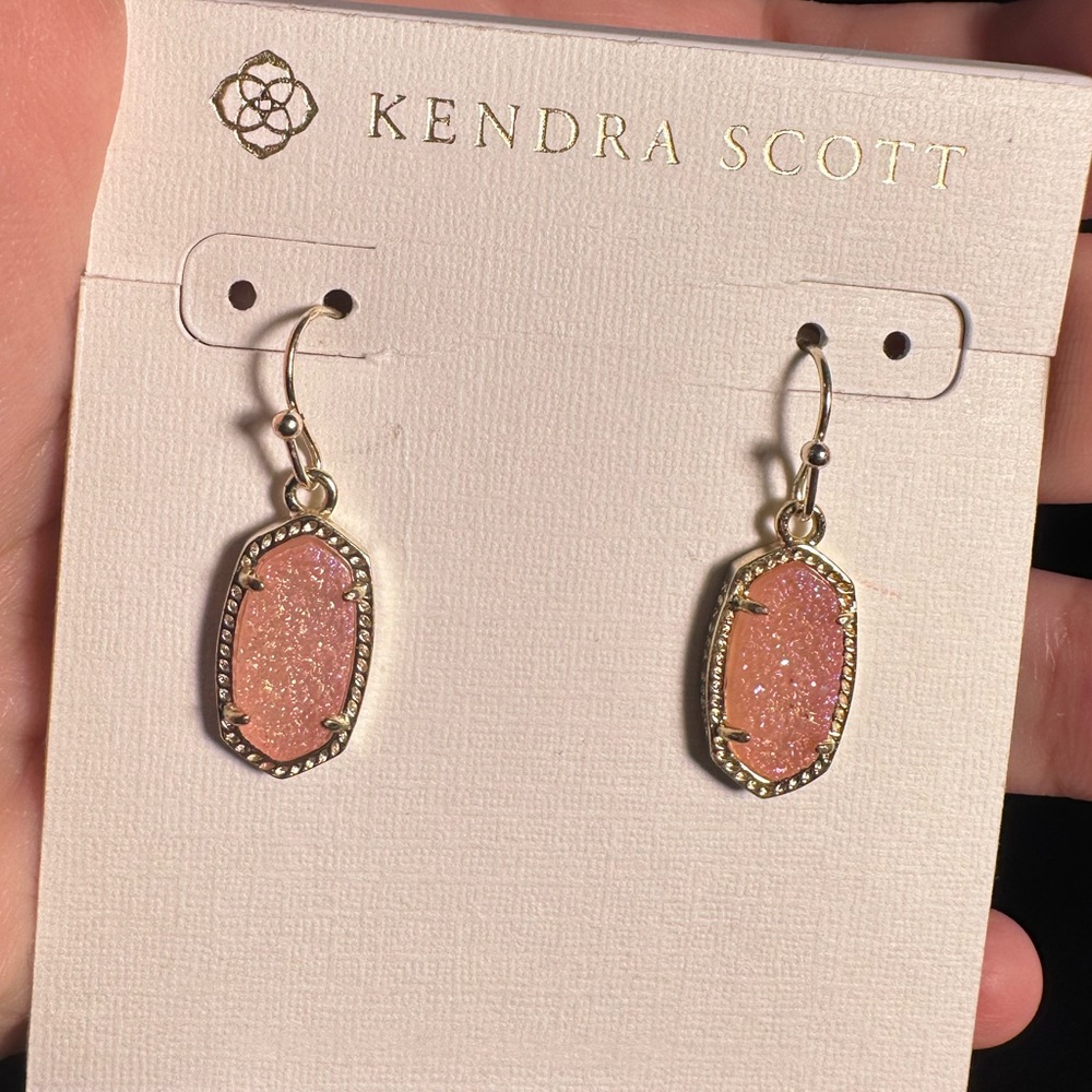 Kendra Scott Lee Gold Drop Earrings In Pink
Iridescent